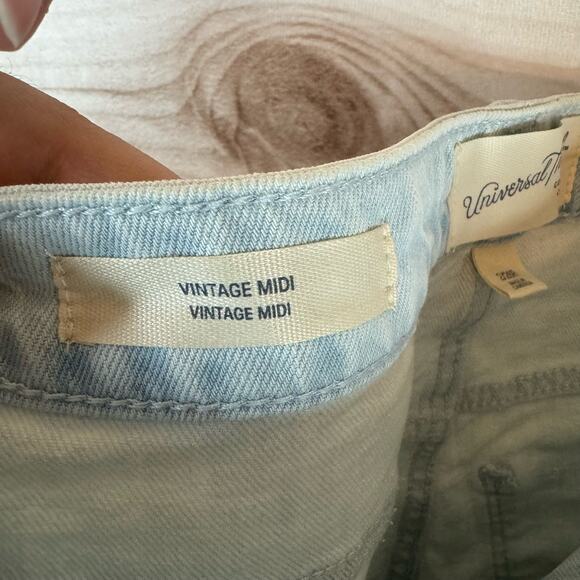 Universal Thread Light Wash Cut Off Denim Shorts Size 2/26R - Picture 5 of 8